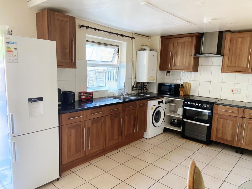 Single And Doubles Rooms Close To Central Лондон Экстерьер фото